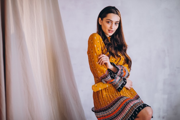 Foto gratuita mujer joven en un hermoso vestido amarillo