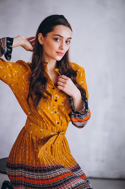 Mujer joven en un hermoso vestido amarillo