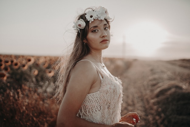 Mujer joven con hermoso vestido disfrutando de la naturaleza en el campo