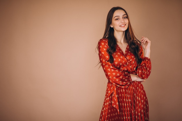 Foto gratuita mujer joven en un hermoso vestido rojo