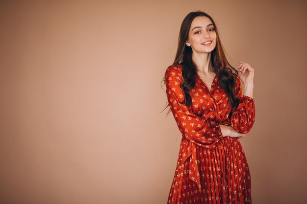 Mujer joven en un hermoso vestido rojo