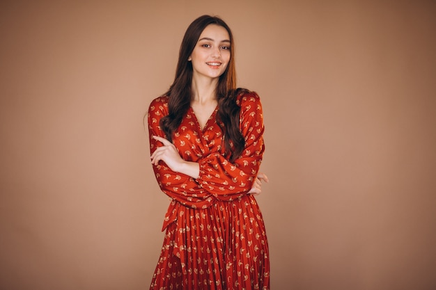 Mujer joven en un hermoso vestido rojo