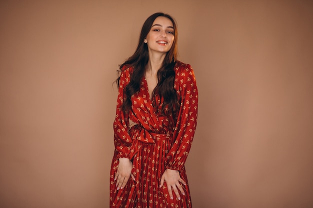 Mujer joven en un hermoso vestido rojo