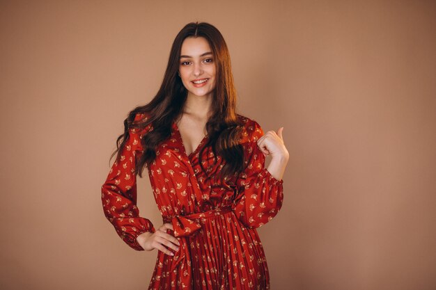 Mujer joven en un hermoso vestido rojo