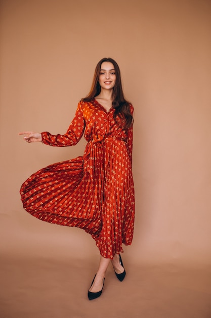 Mujer joven en un hermoso vestido rojo