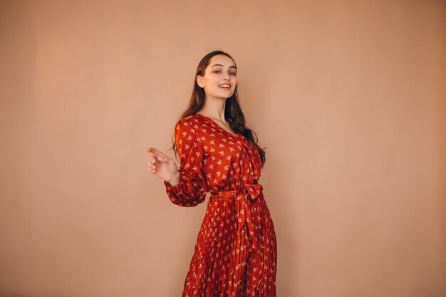 Mujer joven en un hermoso vestido rojo