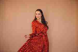 Foto gratuita mujer joven en un hermoso vestido rojo