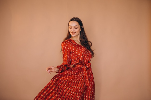 Mujer joven en un hermoso vestido rojo