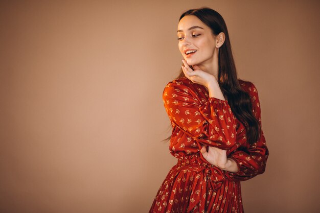 Mujer joven en un hermoso vestido