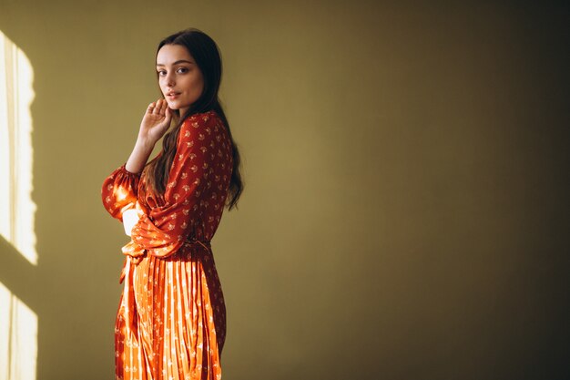 Mujer joven en un hermoso vestido