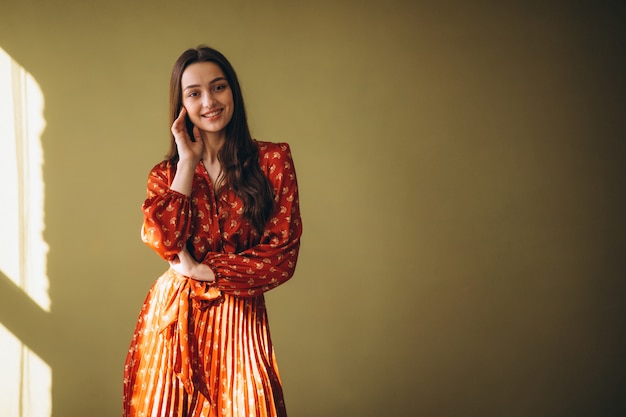 Mujer joven en un hermoso vestido