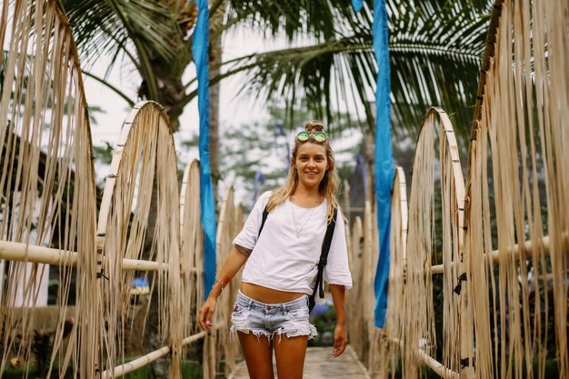 mujer joven hippie en vestival