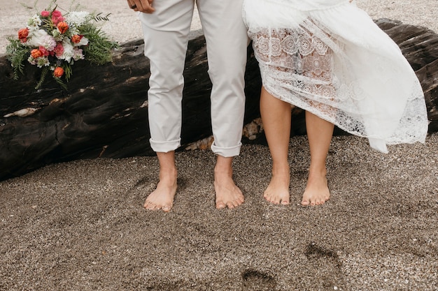 Mujer joven y hombre con una boda en la playa