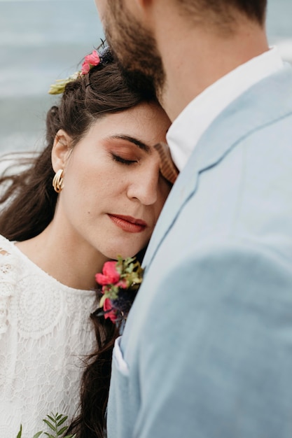 Foto gratuita mujer joven y hombre con una boda en la playa