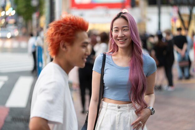 Mujer joven y hombre con divertidos colores de cabello