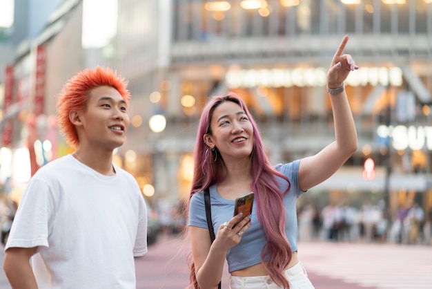 Mujer joven y hombre con divertidos colores de cabello