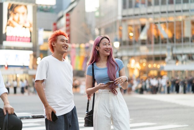 Mujer joven y hombre con divertidos colores de cabello