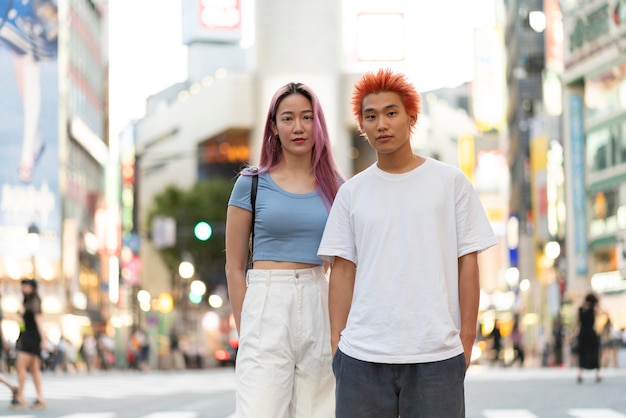 Mujer joven y hombre con divertidos colores de cabello