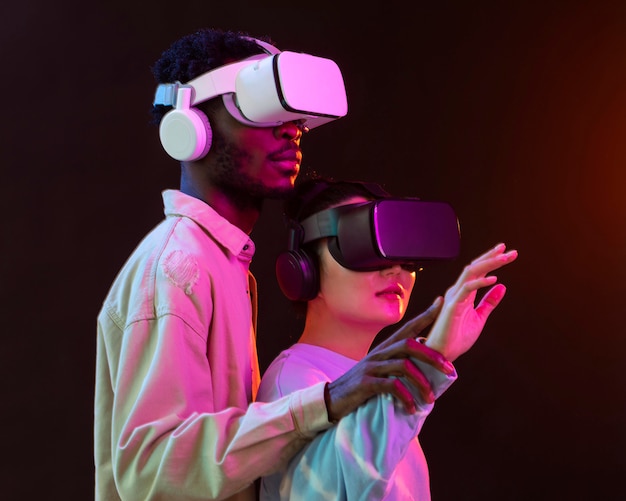 Foto gratuita mujer joven y hombre con gafas vr