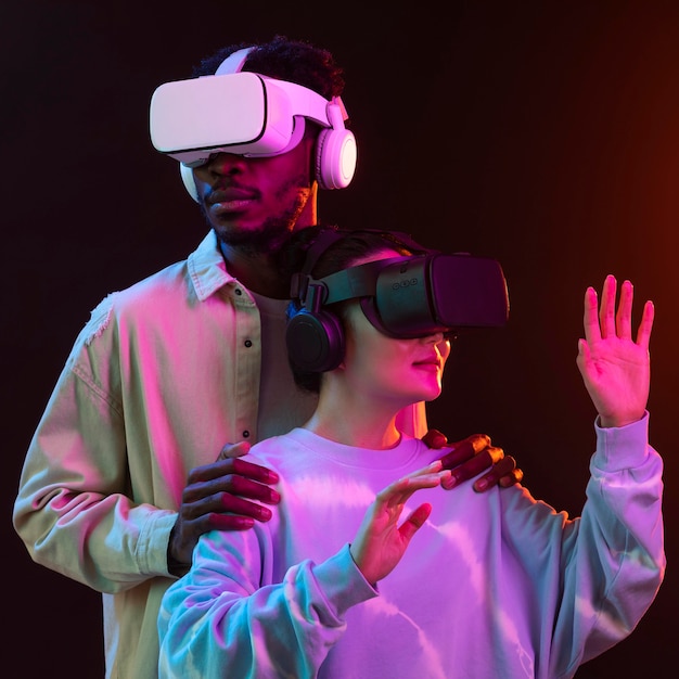 Mujer joven y hombre con gafas vr