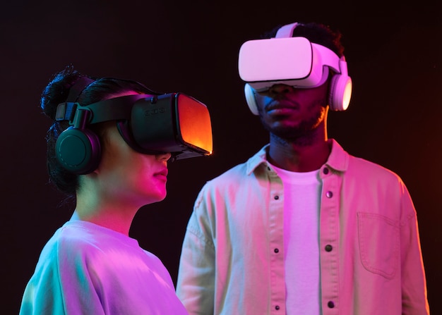 Foto gratuita mujer joven y hombre con gafas vr