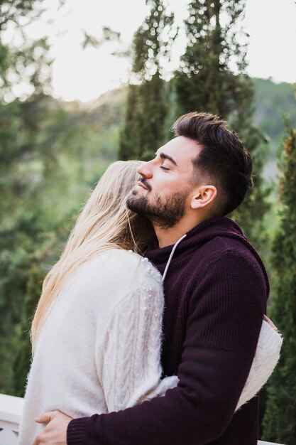 Mujer joven y hombre guapo abrazando