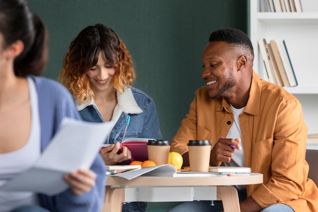 Foto gratuita mujer joven y hombre leyendo durante la sesión de estudio