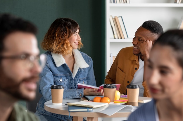 Foto gratuita mujer joven y hombre leyendo durante la sesión de estudio