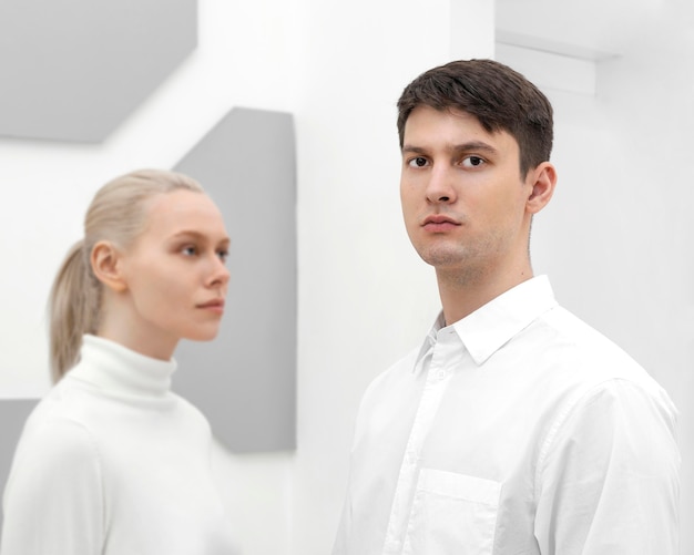 Mujer joven, y, hombre, llevando, ropa blanca