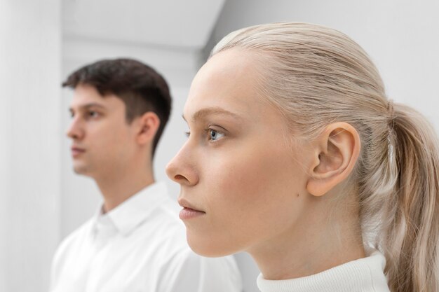 Mujer joven, y, hombre, llevando, ropa blanca