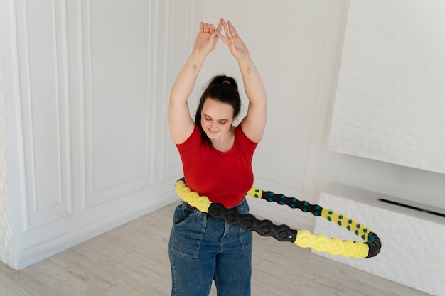 mujer joven, con, hula hoop