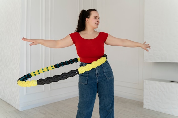 Foto gratuita mujer joven, con, hula hoop