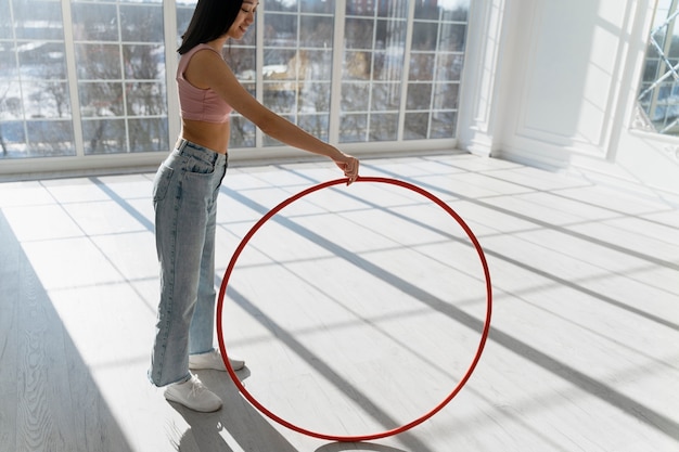 mujer joven, con, hula hoop