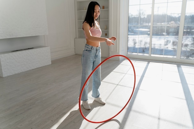 Foto gratuita mujer joven, con, hula hoop