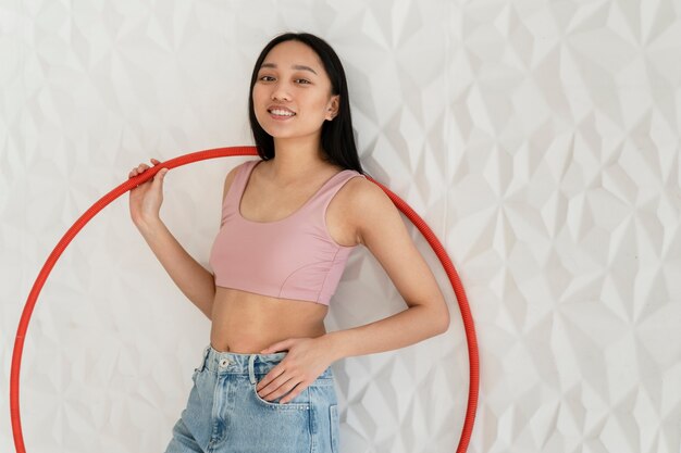 mujer joven, con, hula hoop