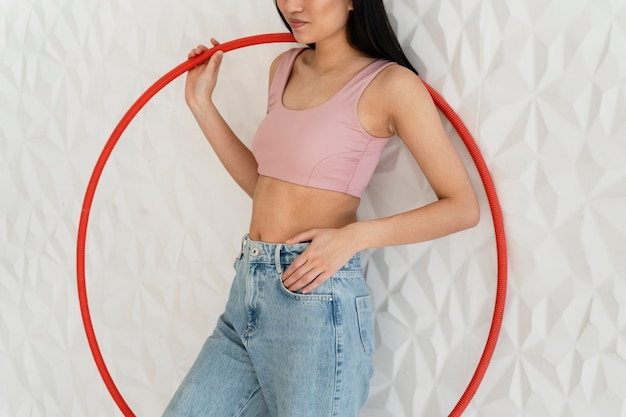 mujer joven, con, hula hoop