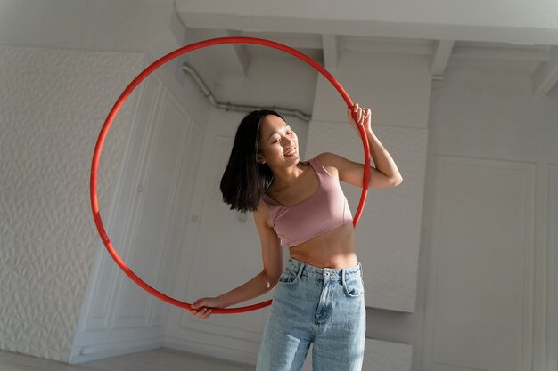 mujer joven, con, hula hoop