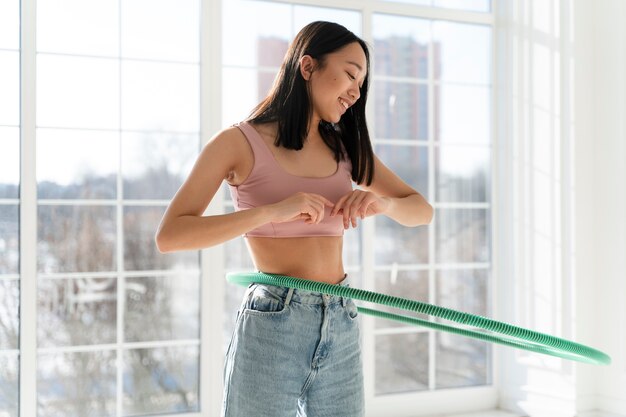 mujer joven, con, hula hoop