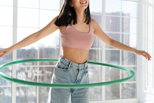 mujer joven, con, hula hoop