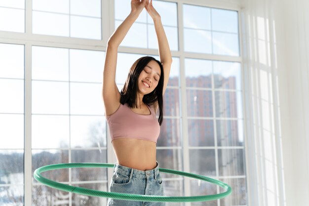 mujer joven, con, hula hoop