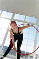 Foto gratuita mujer joven, con, hula hoop