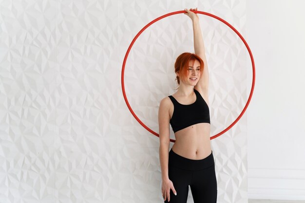 mujer joven, con, hula hoop