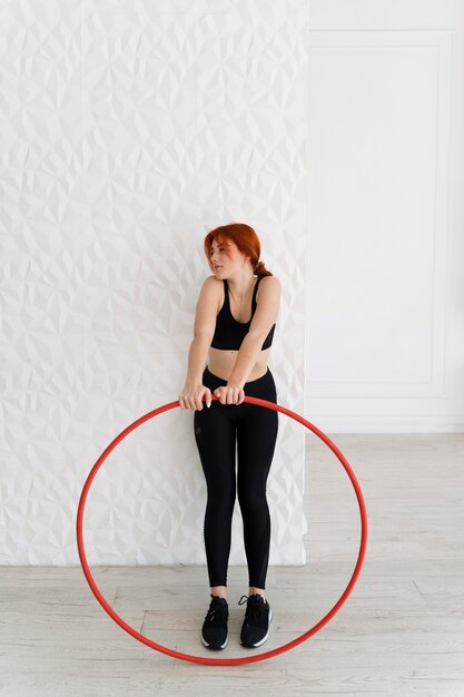 mujer joven, con, hula hoop