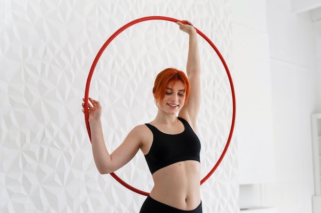 mujer joven, con, hula hoop