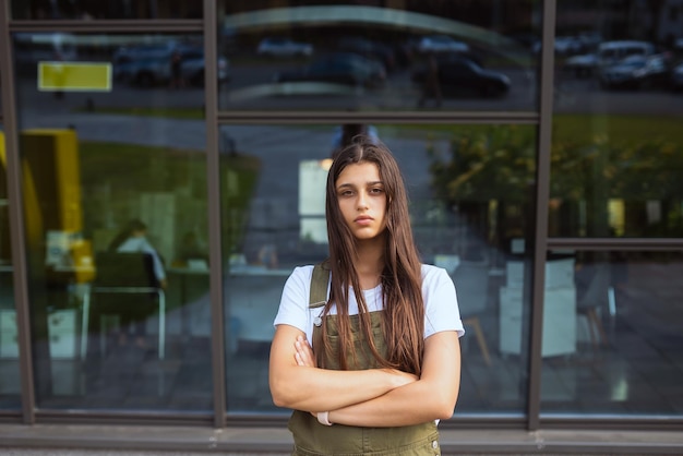 Foto gratuita mujer joven impasible posando en la calle