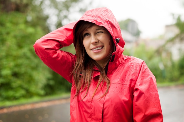 Mujer joven, en, impermeable