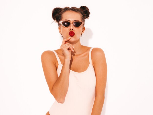 Mujer joven inconformista sexy hermosa con labios rojos en gafas de sol.