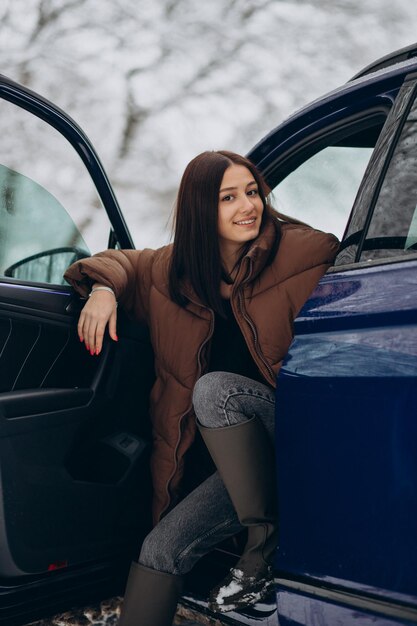 Mujer joven en invierno viajando en coche