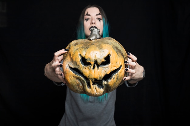 Mujer joven con Jack-O-Lantern