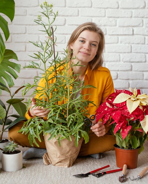 Mujer joven en jardinería camisa amarilla